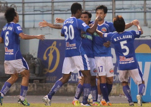 Đội bóng Sài thành đã giành chiến thắng với tỉ số 2-1 ngay trên sân của XM The Vissai Ninh Bình để tạm thời giữ được vị trí an toàn trên BXH. Ảnh Thanh niên